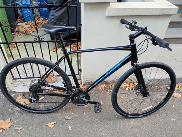 Giant escape hybrid bike large frame Shimano 16 speed/ disc