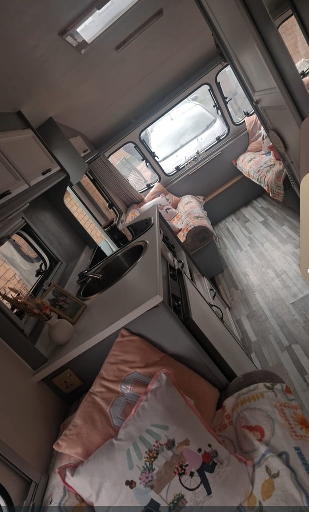 image for 1995 Elddis 6 berth caravan with awning