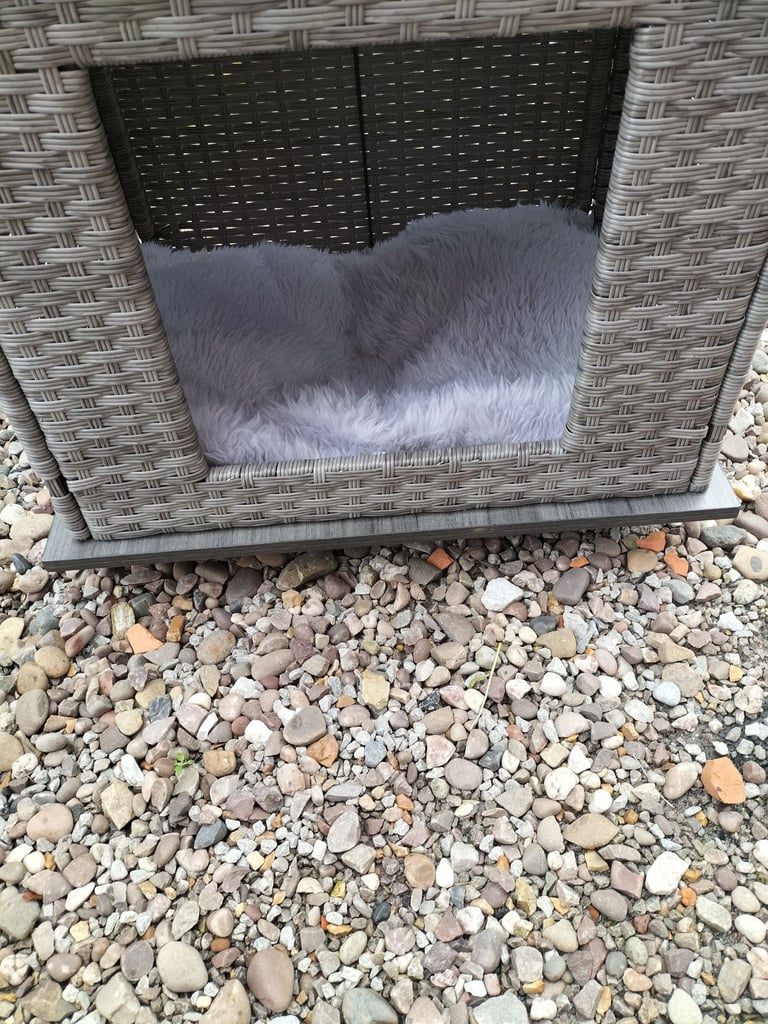 RABBIT OR SMALL DOG HOUSE 
