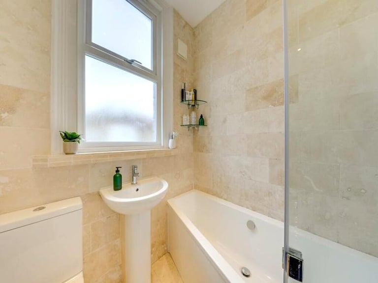 🏠 Bright and spacious room available in vibrant Bethnal Green
