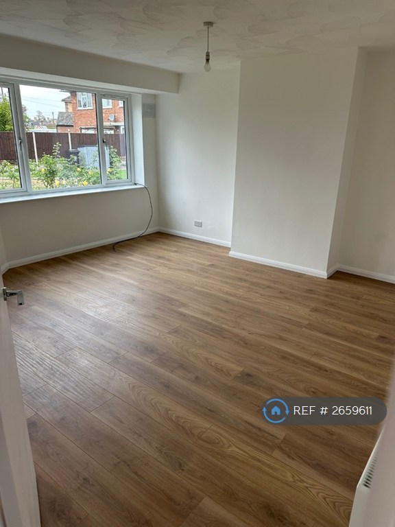 2 bedroom flat in Edinburgh Cresent, Bourne, PE10 (2 bed) (#2659611)