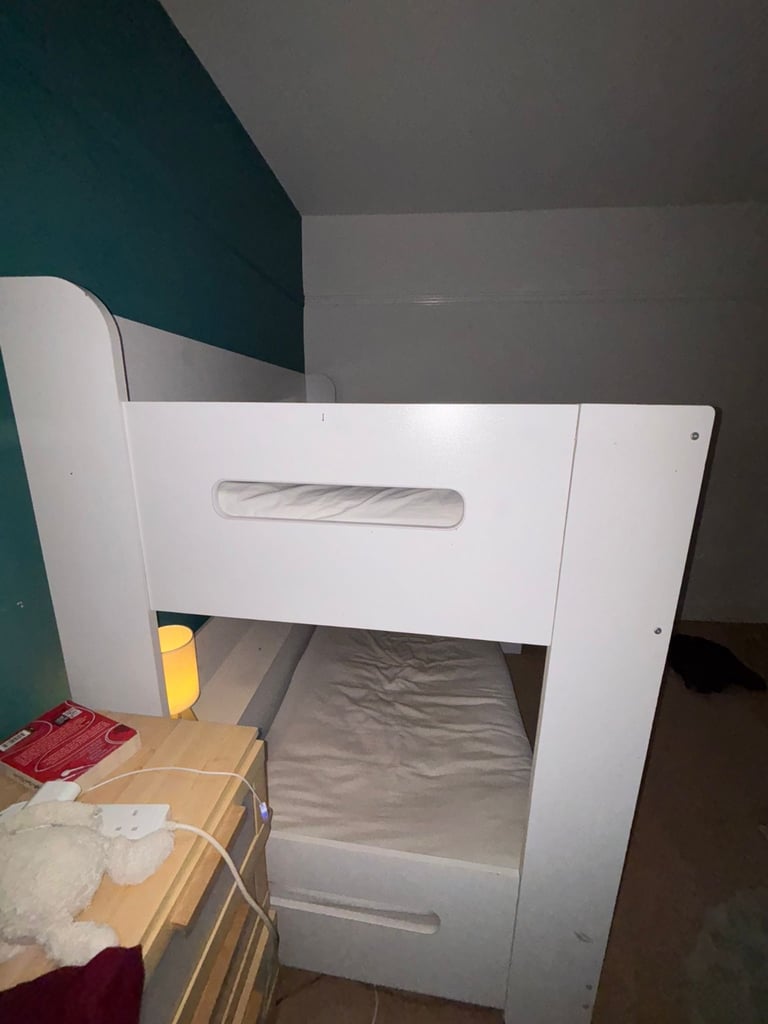 Bunkbed with shelves 
