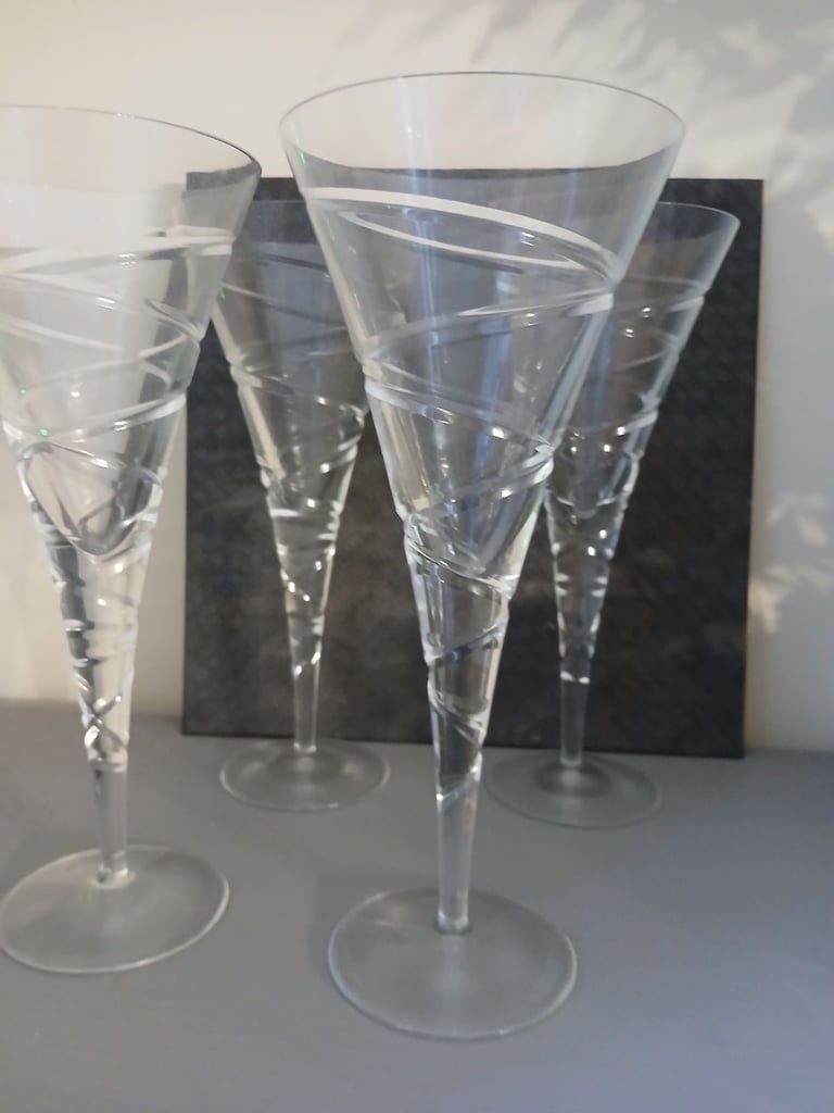 Beautiful wine glasses x 4