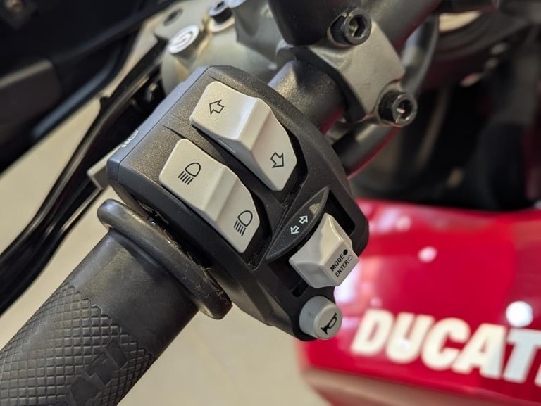 DUCATI HYPERMOTARD 950 2021 - 1 OWNER - FSH - OIL AND RAD GUARD - GENUINE BIKE