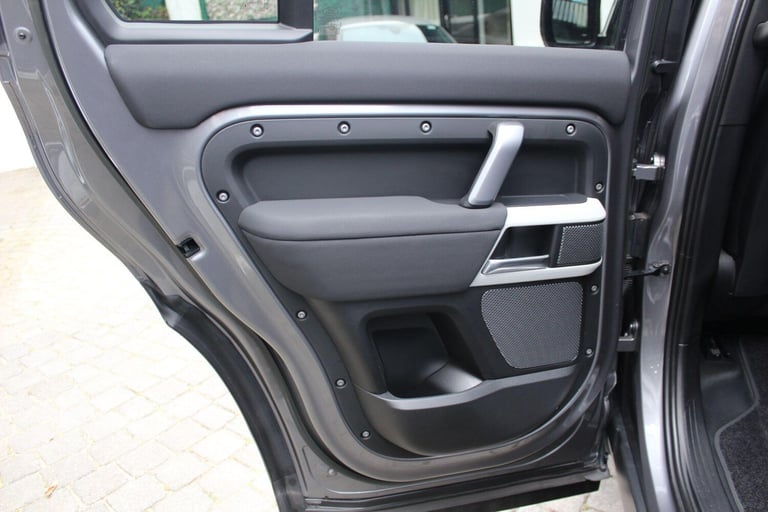 2023 Land Rover Defender 2.0 P400e X-Dynamic SE 110 5dr Auto ESTATE PETROL/ELECTRIC Automatic
