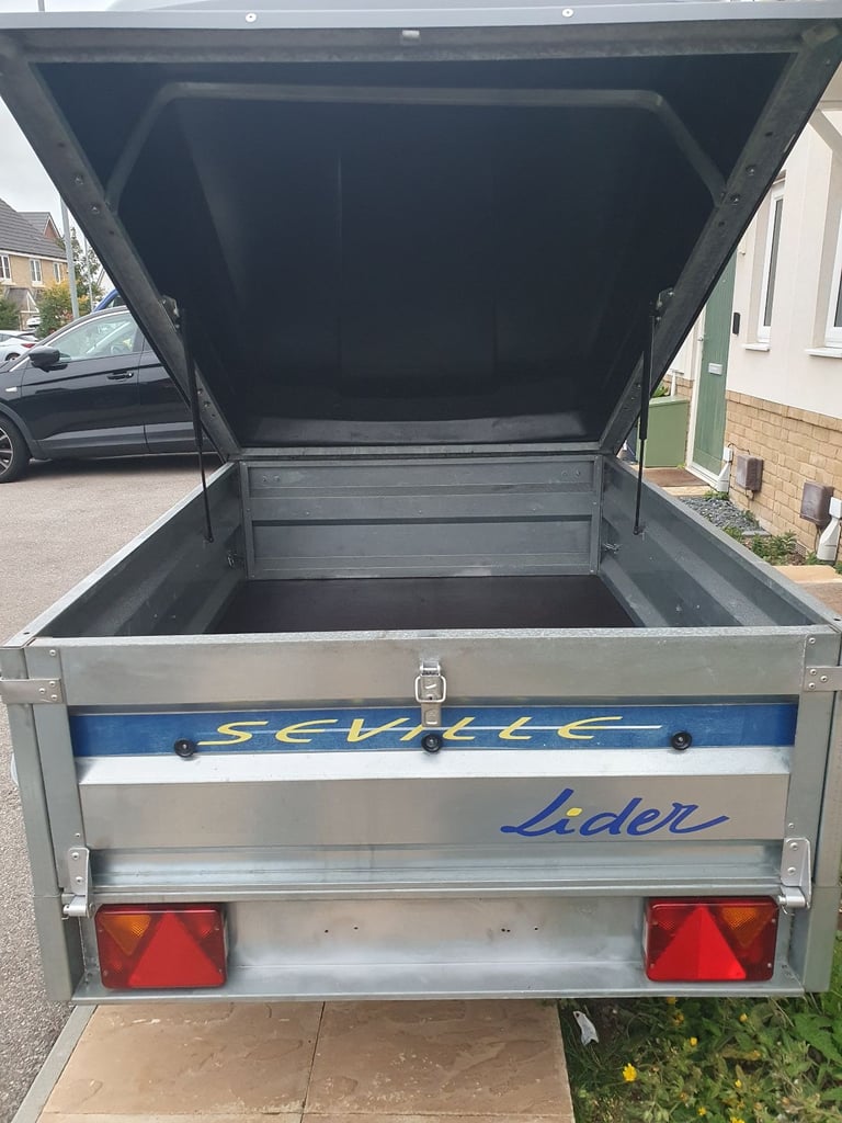 Lider Seville trailer with lockable hard top and load bars 