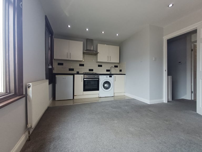Stylish 1-Bedroom First Floor Flat in Prime Seven Kings Location