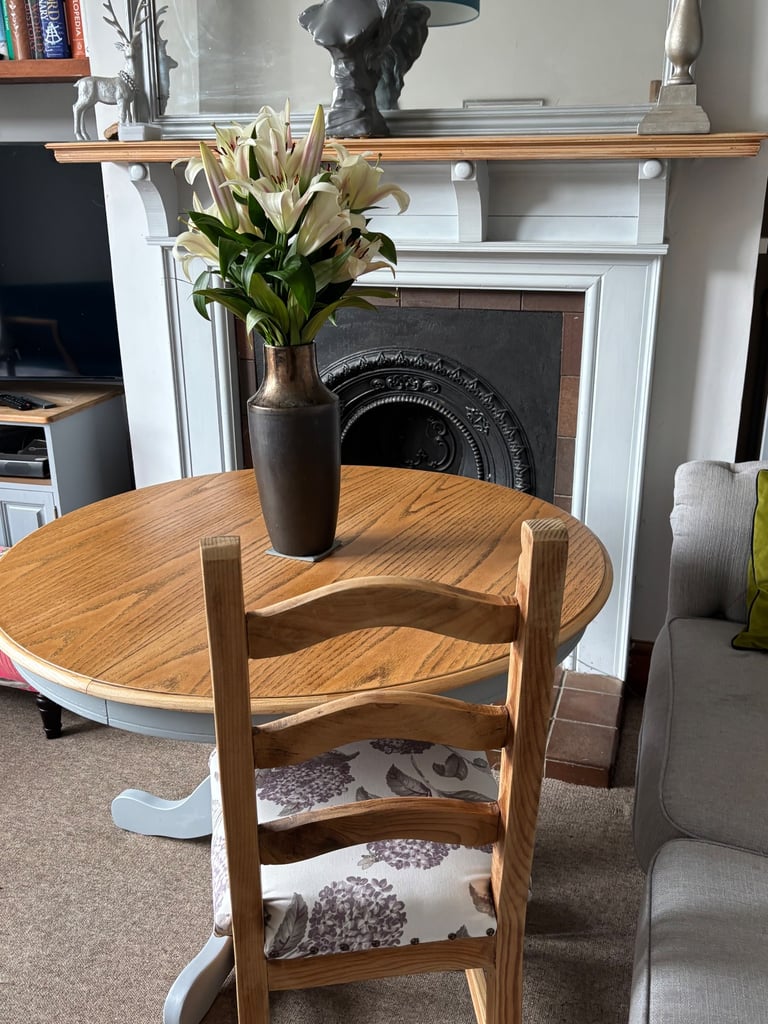 Gorgeous Oak Round Dining Table & Chairs