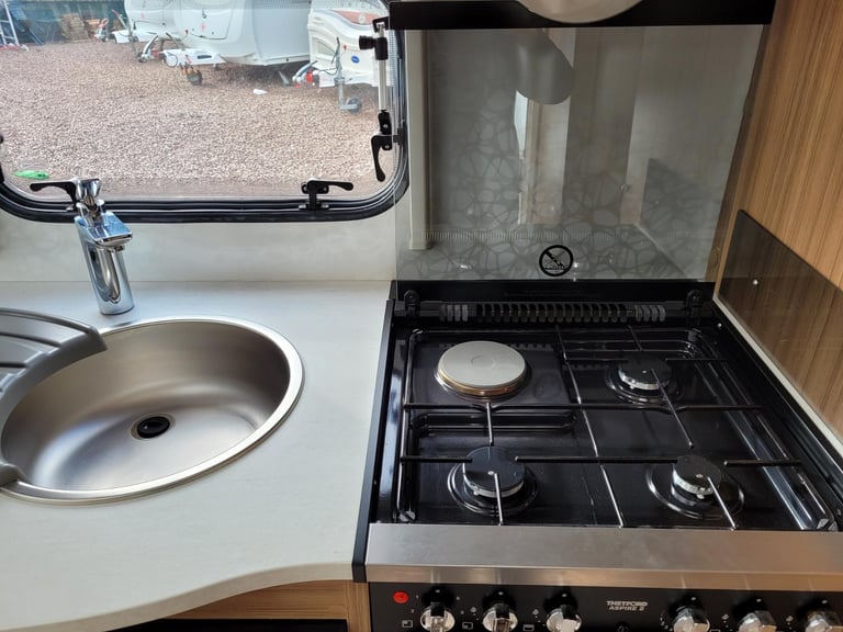 * SALE AGREED * Lunar Clubman CK 2018 Single Axle 2 Berth - Motor Mover