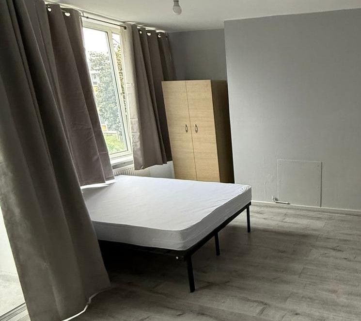 🌸Double Room in Modern Flat | 5 min to Canary Wharf Station | All Bills Included!