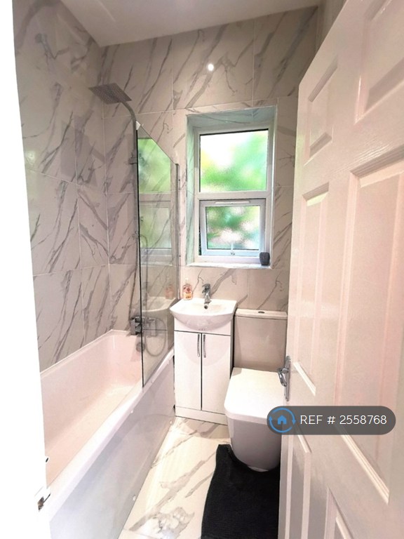 2 bedroom flat in Snowdon Road, Bournemouth, BH4 (2 bed) (#2558768)