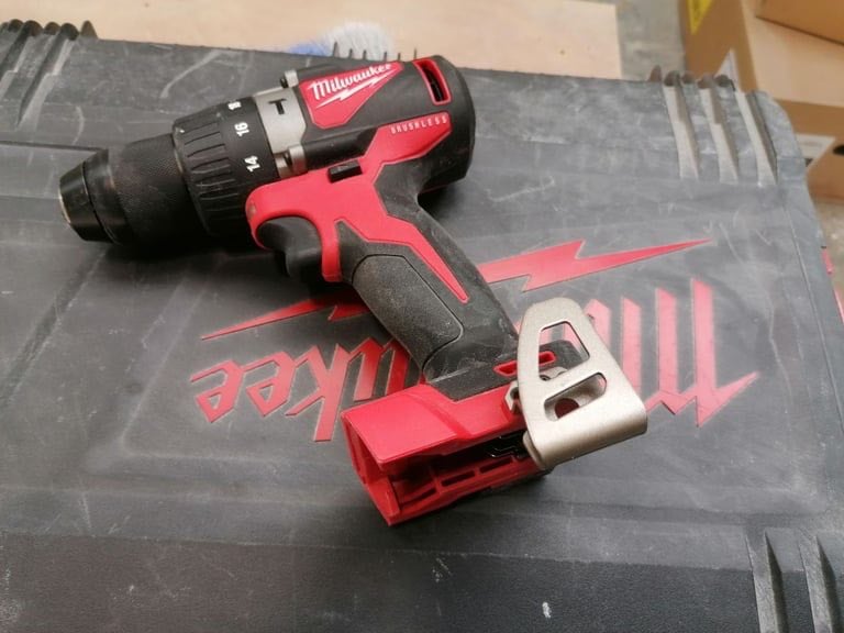 MILWAUKEE BATTERY DRILL