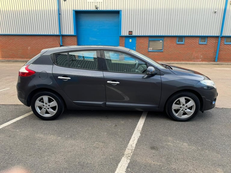 2011 Renault Megane 1.6 16V Dynamique TomTom Euro 5 5dr HATCHBACK Petrol Manual