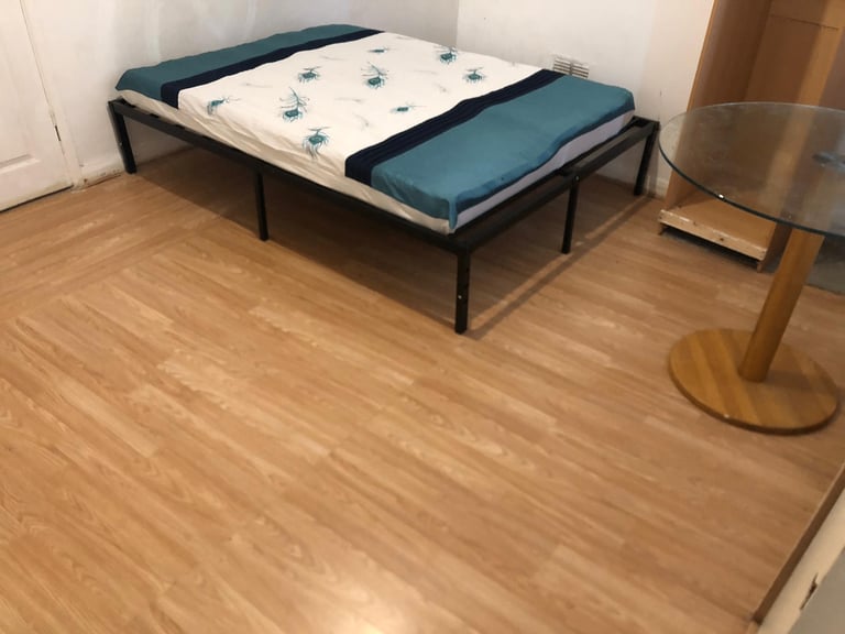Spacious & Cosy Double Room for Rent AT ST6 2DS
