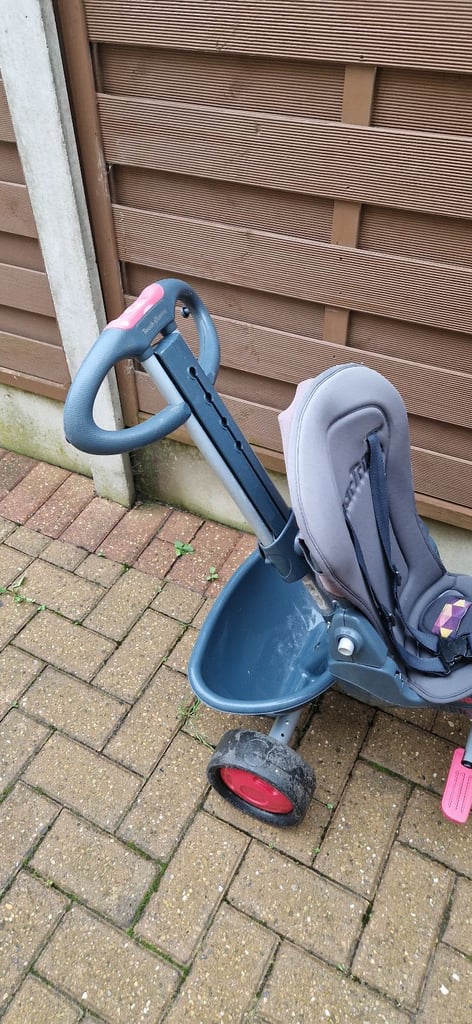 CHILDRENS TRICYCLE SMARTRIKE WITH PARENTAL HANDLE. GOOD CONDITION.