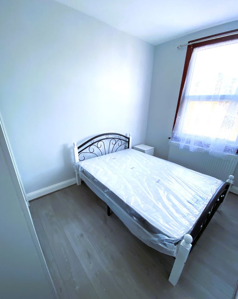 4 BED HOUSE NEWBURY PARK £2500 PCM 2 BATHROOMS