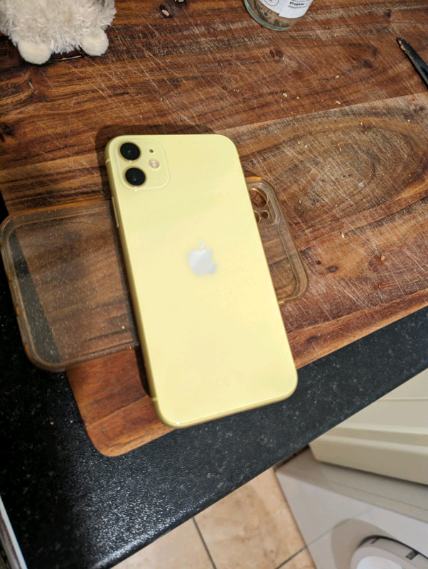 iPhone 11 yellow 64 gig very clean phone 