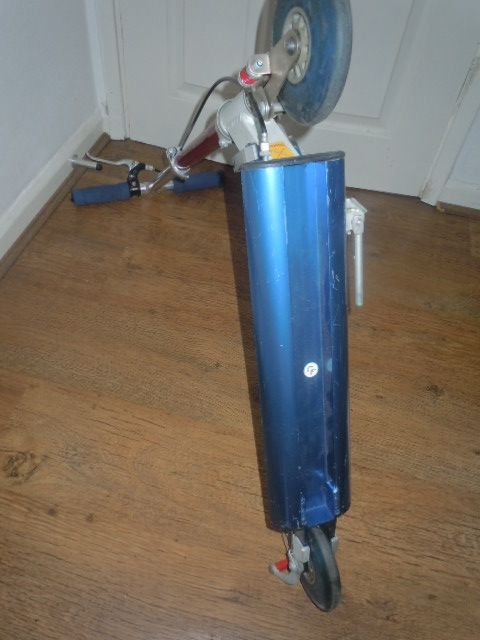 LIGHTWEIGHT KICK SCOOTER WITH HAND BRAKE