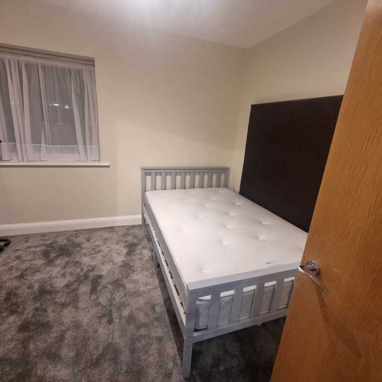 Flat share (own bathroom)