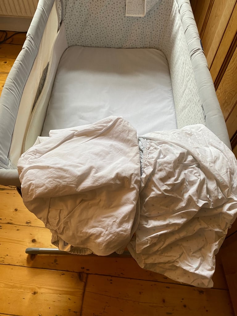 Chicco Next to Me Baby Crib (with four sheets included)