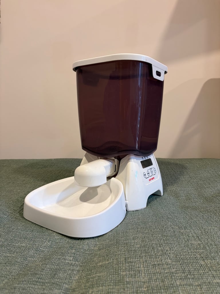 Cat Mate C3000 Automatic Cat Feeder WITH batteries
