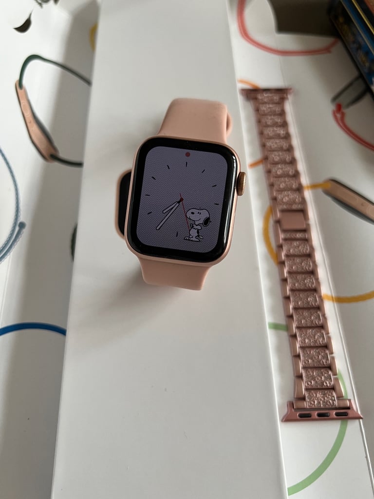 image for Apple Watch SE rose gold Excellent condition 