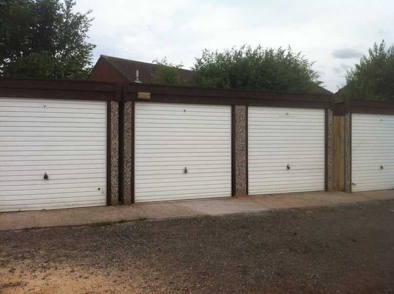 LOCK UP GARAGE TO LET IN WEST BROMWICH