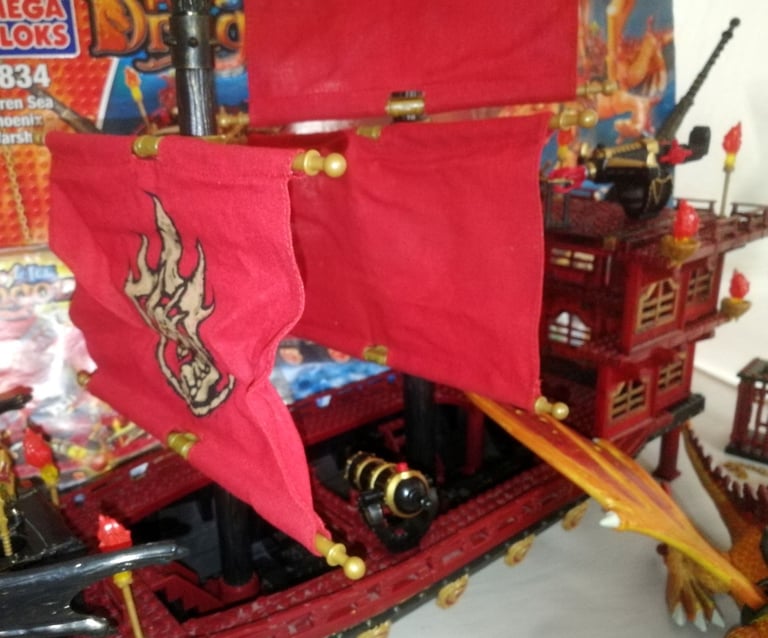 Mega Bloks Fire & Ice Dragons 9834 Fyren Sea Phoenix Warship Please Read