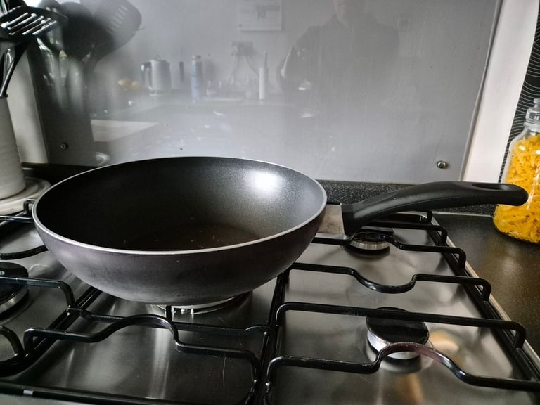 image for Tefal Durabase Technology 28cm wok - great condition except for a few scratches in the pan