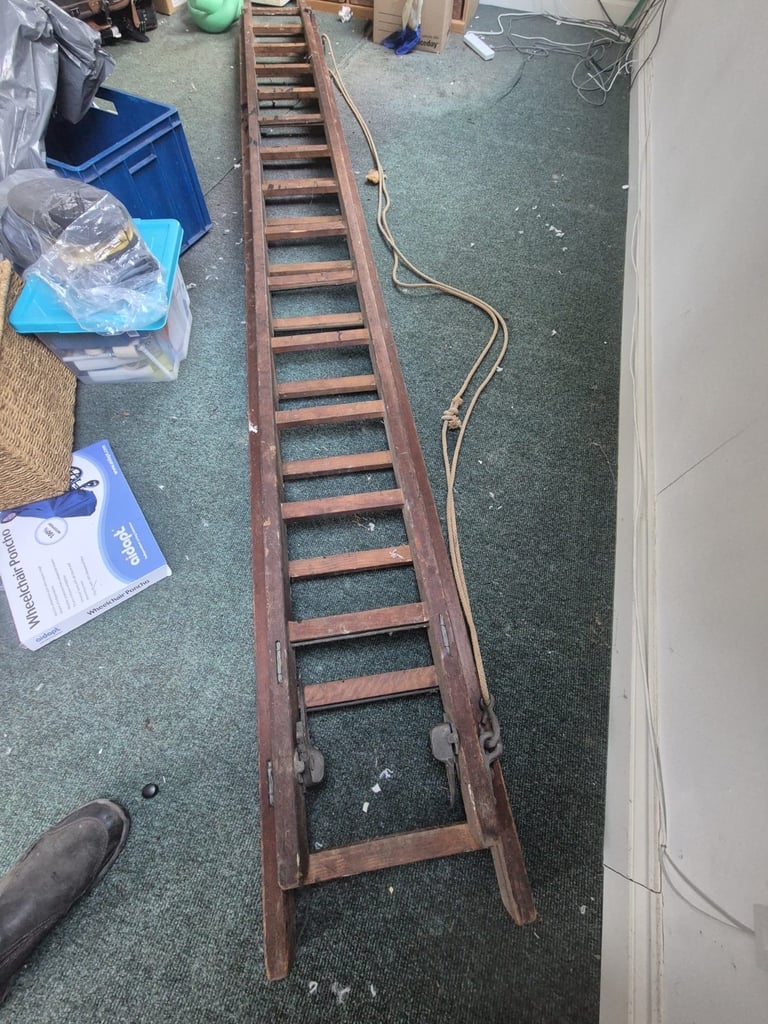 Heavy duty double wooden ladder. Pully system, each length 3.7m. 
