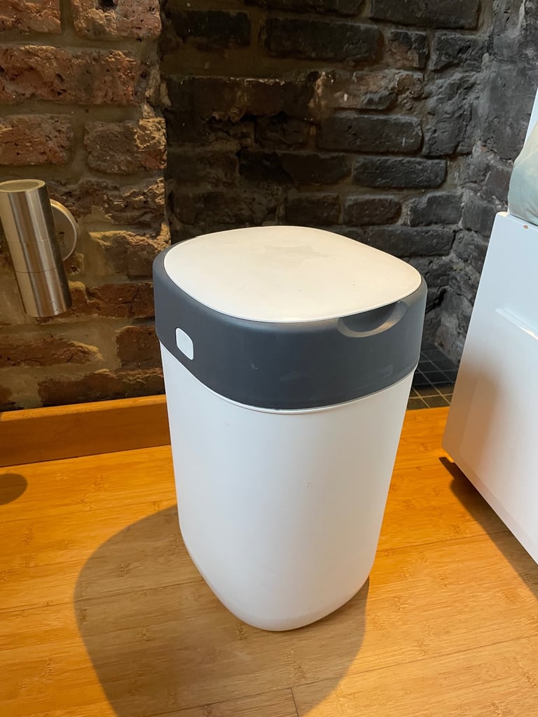 Twist & Click Nappy Disposal Bin from Tommee Tippee