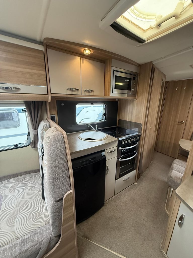 Bessacarr E444 Side Dinette Converts To Double Rear Bathroom