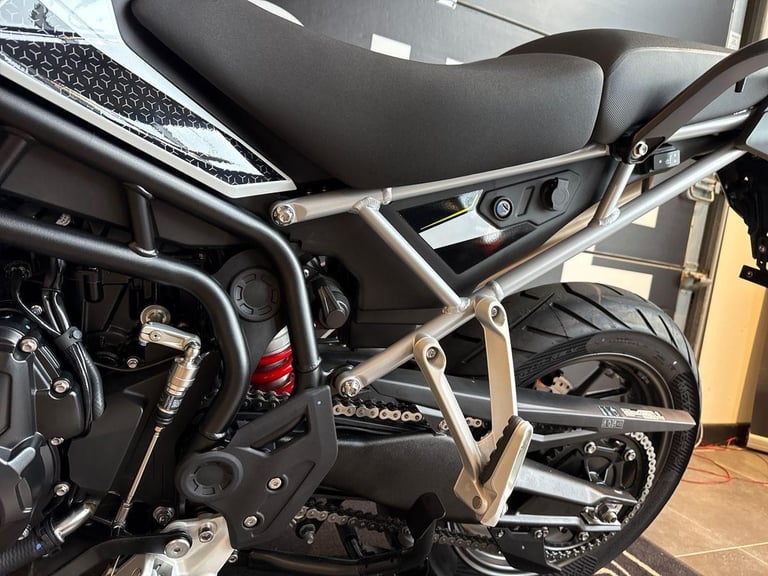 2025 Triumph Tiger 900 GT PRO STANDARD TWIN COLOUR Petrol white 6 Speed