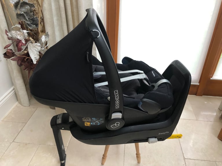 Maxi Cosi Pebble Plus Car Seat with ISO fix 2 way fix base.