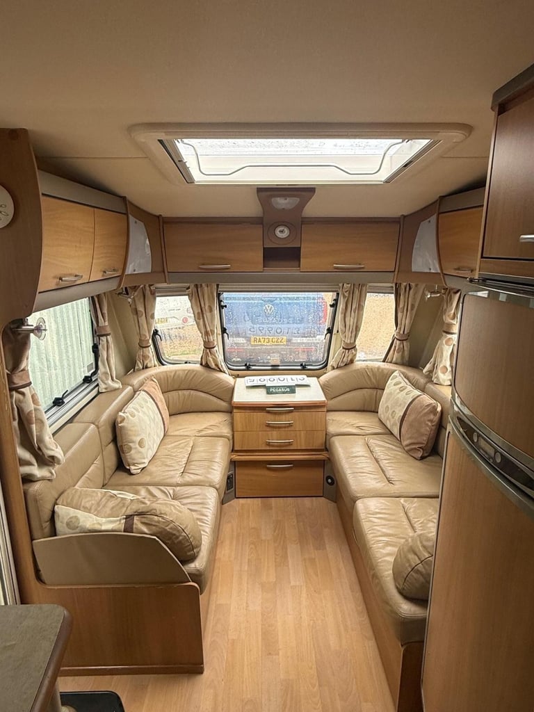 2008 Swift Conqueror 645 Fixed island  bed with new mattress