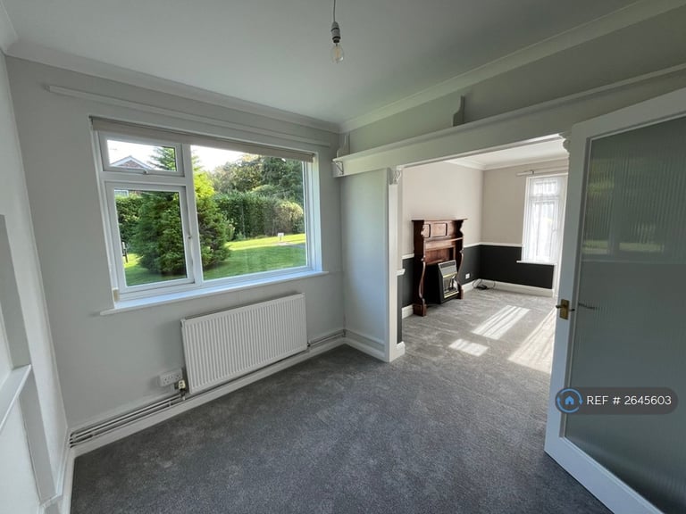 2 bedroom flat in Beacon Hill Court, Hindhead, GU26 (2 bed) (#2645603)