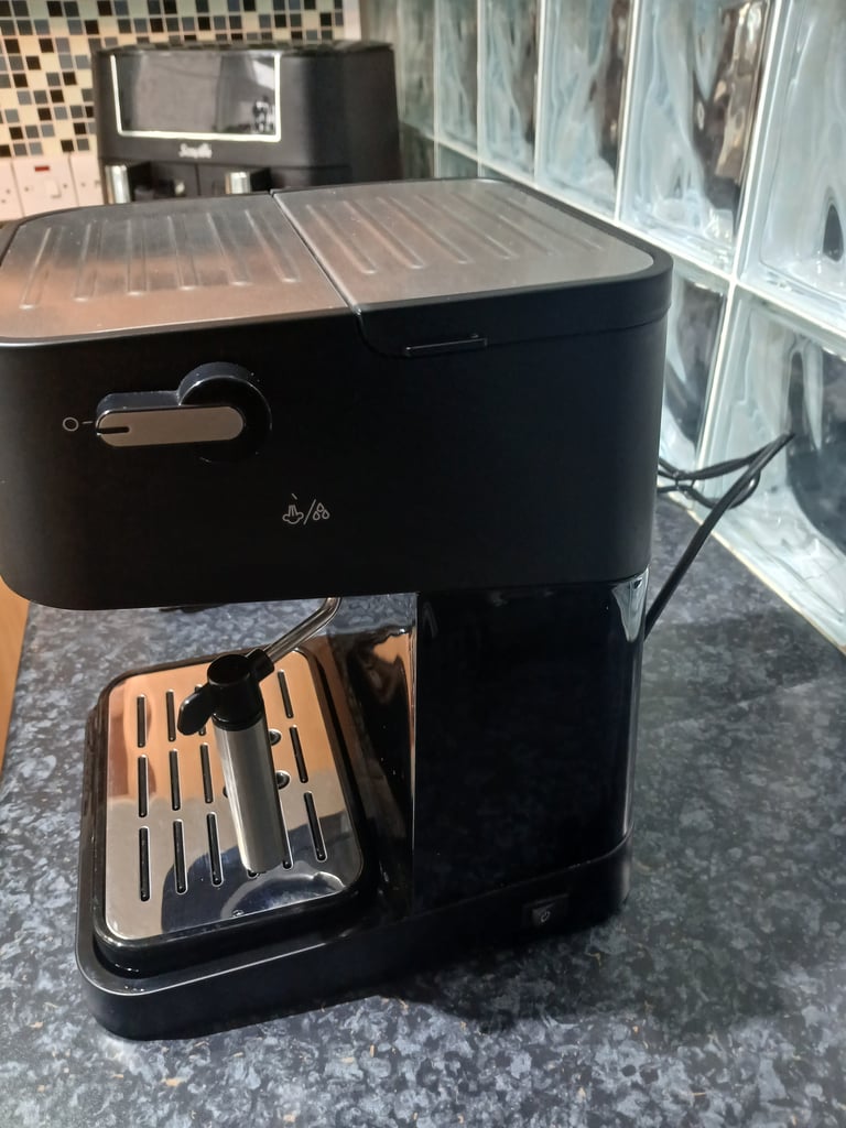 Nearly new Delonghi Coffee/ Cappuccino machine