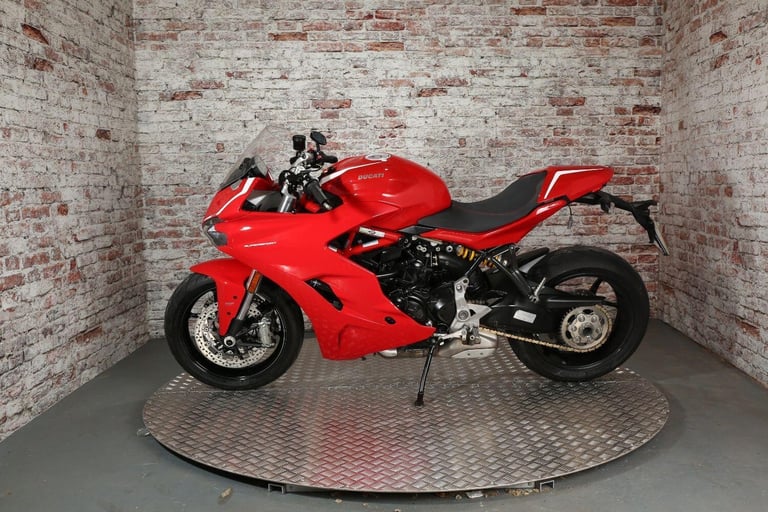 DUCATI SUPERSPORT - 2017 Petrol Manual in Red
