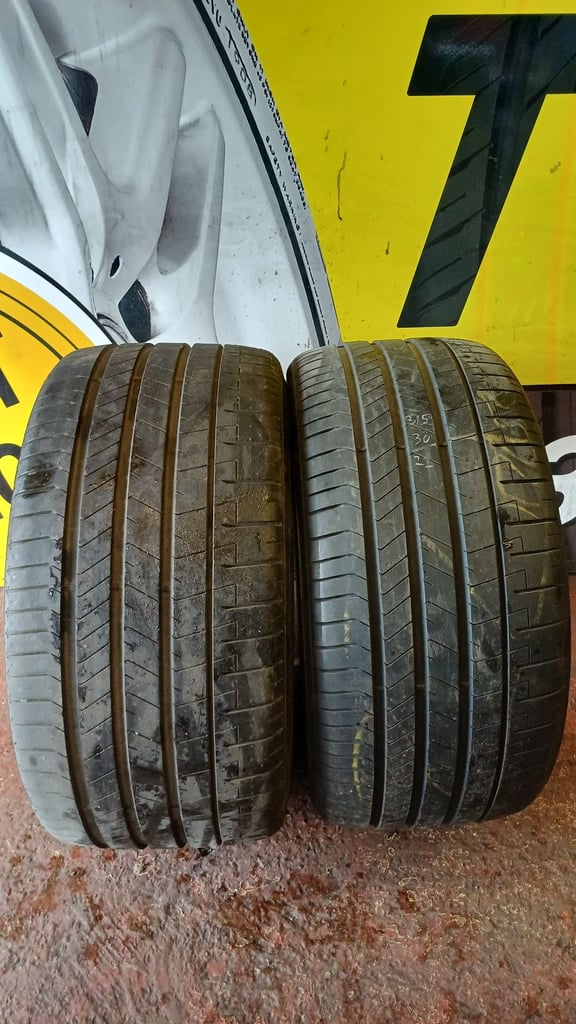 2x 315 30 22 Pirelli Tyres
