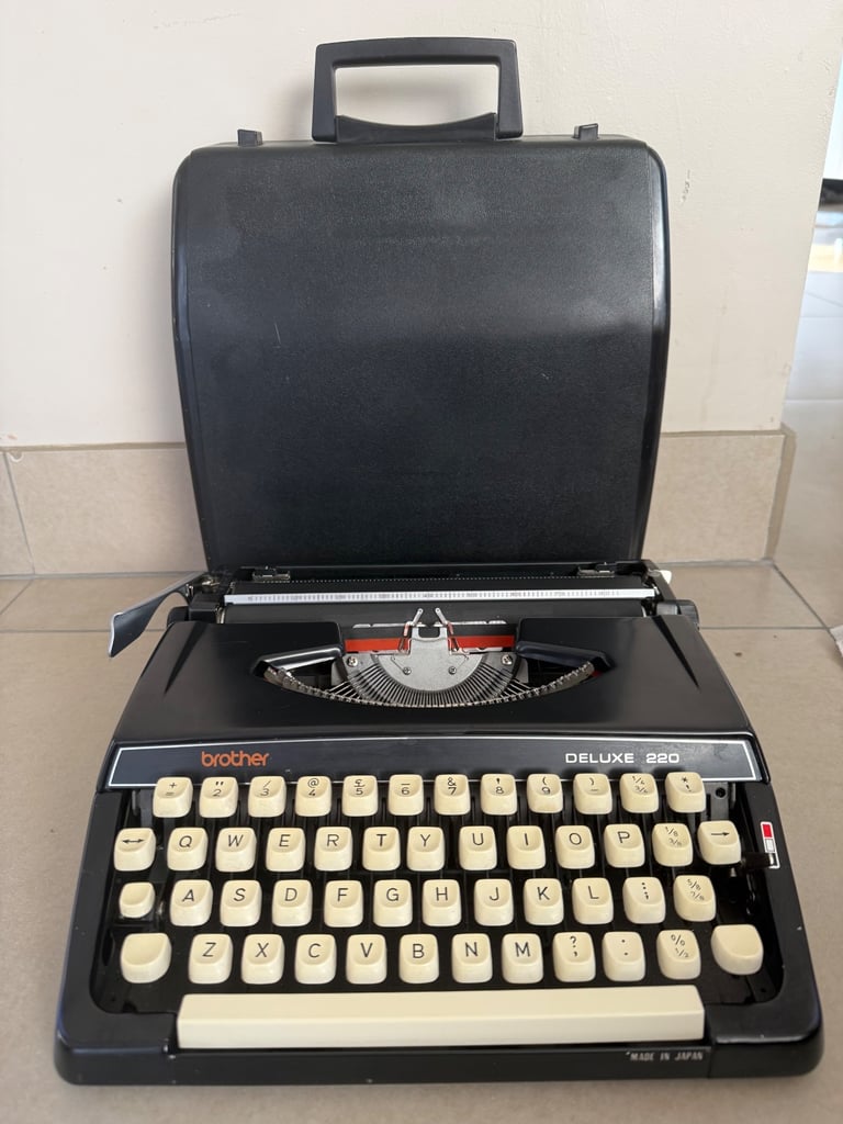 Brother Deluxe 220 Portable Typewriter Vintage Black & Hard Case Travel Working