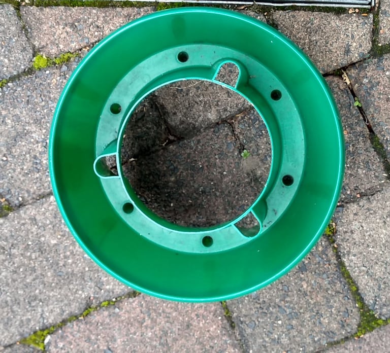 3 Large growbag trays and 8 halo pots for growing tomatoes / peppers / aubergines.