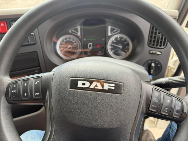 DAF LF 180 4x2 AUTOMATIC BOX TRUCK WITH TAIL LIFT