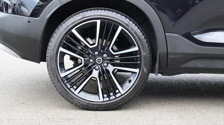  Volvo XC40 B4 (P) Ultra Bright (Sunroof, Harman Kardon, 360 Camera) Petrol/Electric Hybrid Autom...