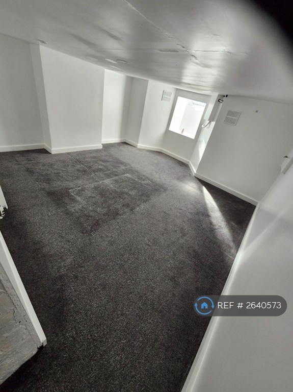 1 bedroom flat in Luton Road, Chatham, ME4 (1 bed) (#2640573)