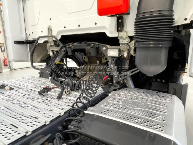 Mercedes-Benz Actros 2548 Gigaspace. 6x2 Midlift, Sliding Fifth Wheel Rear-Mount