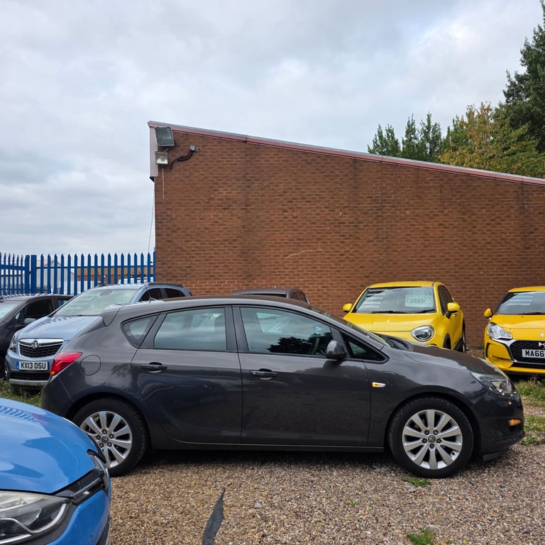VAUXHALL ASTRA J DESIGN FACELIFT MODEL 1.7 DIESEL 110 BHP YEAR 2014 £20 ROAD TAX PER YEAR HPI CLEAR!