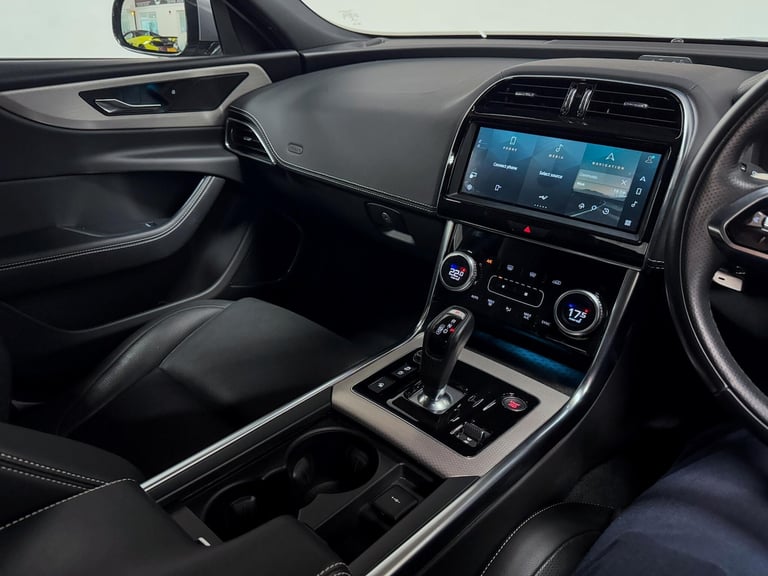 2022 Jaguar XE 2.0 D200 MHEV R-Dynamic SE Saloon 4dr Diesel Auto Euro 6 (s/s) (204 ps) SALOON Die...