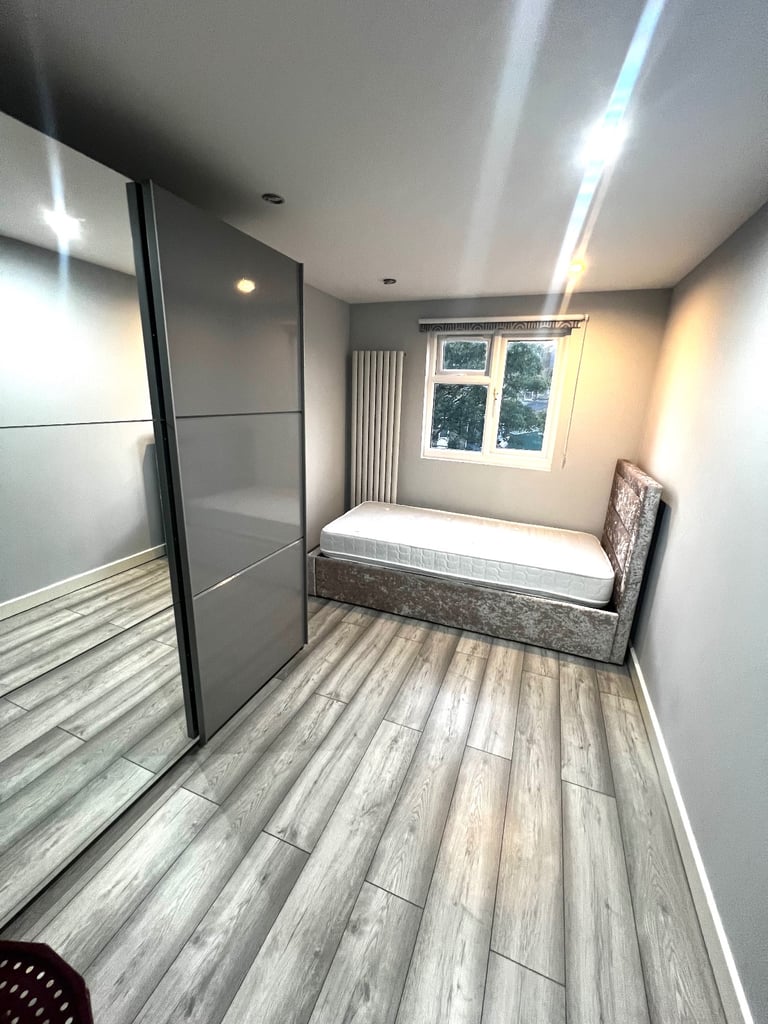 DOUBLE ROOM TO LET AT LEYTON  E10 6AU AREA FOR FEMALES ONLY. 