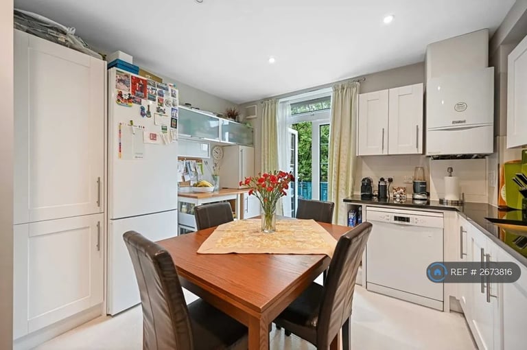 3 bedroom flat in Tilson House, London, SW2 (3 bed) (#2673816)
