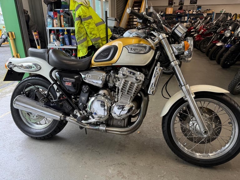 TRIUMPH ADVENTURER 900 